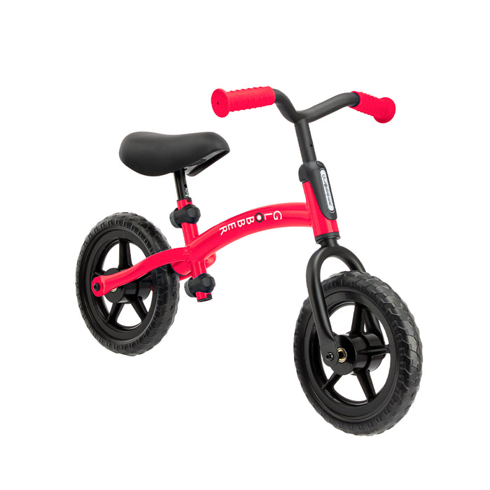 Bicicleta de balance Globber Go Bike roja, vista en ángulo