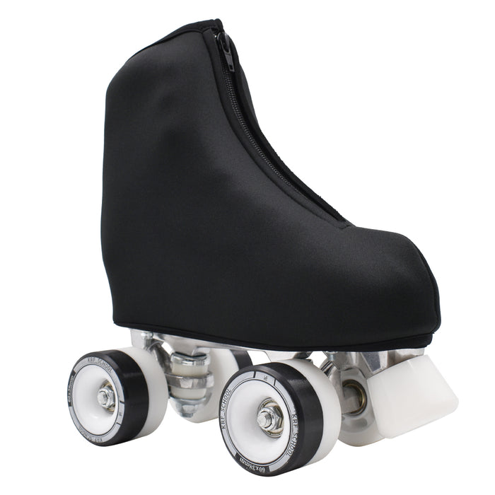 Cubre patines de neopreno negro sobre un patín quad, vista lateral
