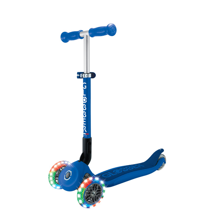 Scooter de 3 ruedas Globber Junior Plegable Lights Navy Blue vista frontal en ángulo