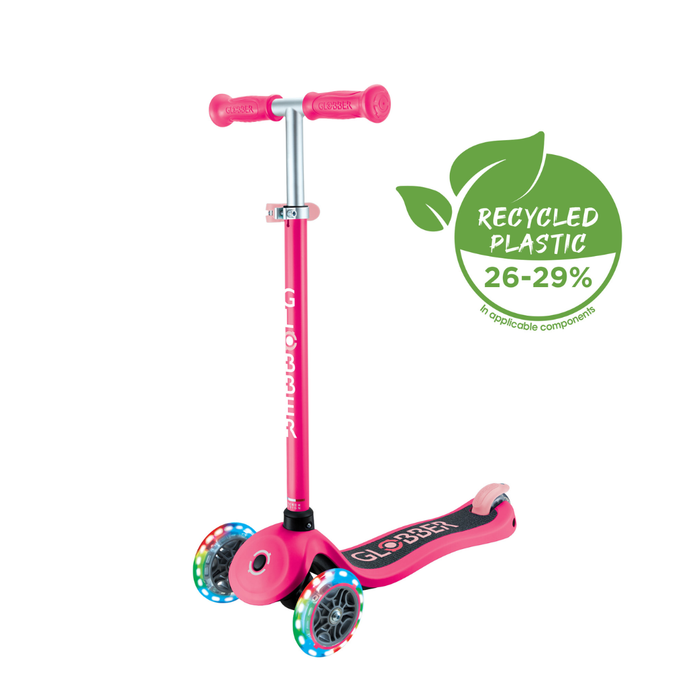 Scooter Globber Primo Lights Fuchsia vista frontal en ángulo, con 26 a 29% de plástico reciclado