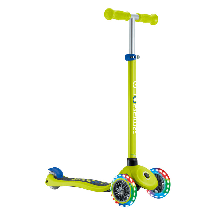 Scooter Globber Primo Lights Lime Green Navy Blue vista frontal en ángulo