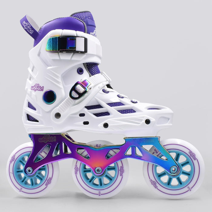 Patín triskate OnWheels Cosmic Shift 100 mm, vista lateral: bota blanca, botín morado y chasis tornasol