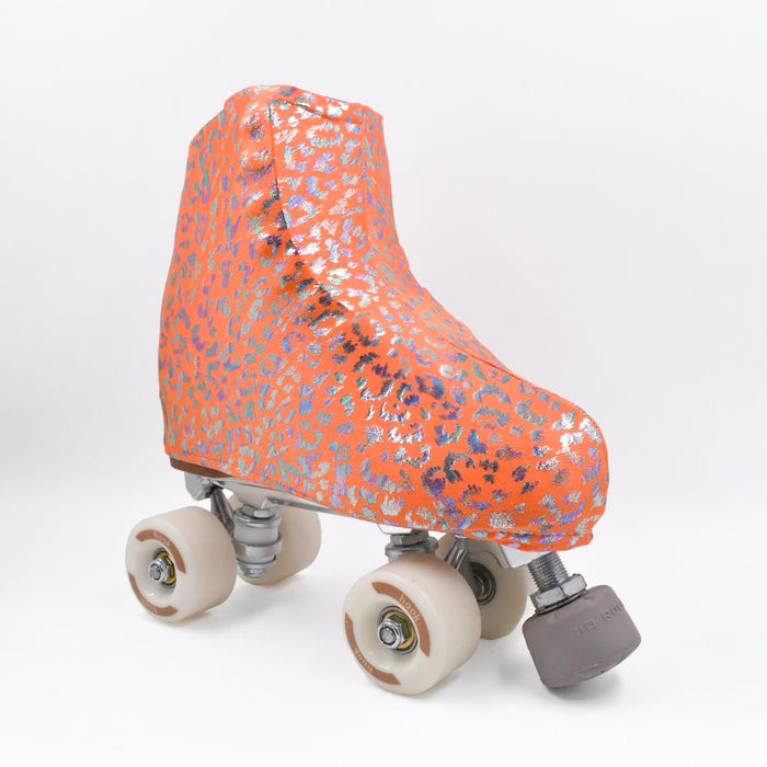 Cubre patines Hook Orange Print naranja con estampado plateado sobre un patín quad, vista lateral