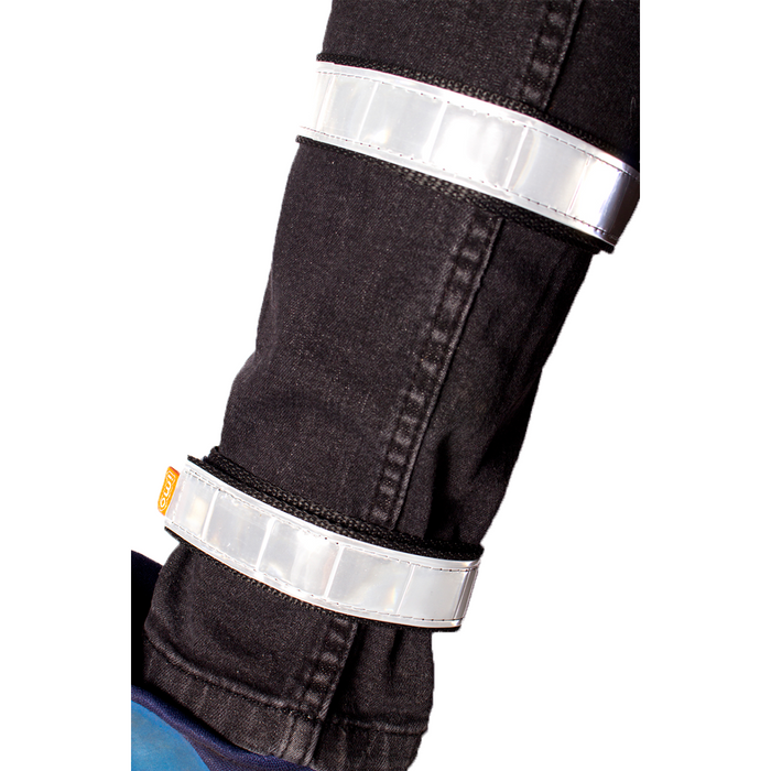 Reflectantes afirma pantalón OnWheels blancos puestos en la pierna