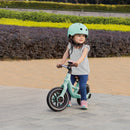 Niña andando en la bicicleta de balance Globber Go Bike Elite Air Mint