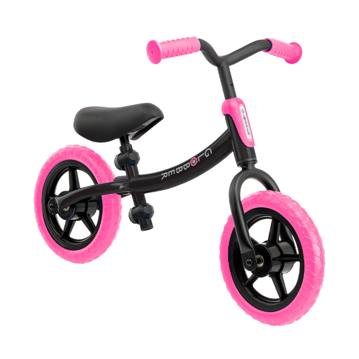 Bicicleta de balance Globber Go Bike negra con ruedas rosado neón, vista en ángulo
