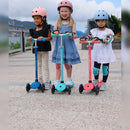 Niñas en scooters Globber con cascos Go Up Lights, entre ellos el Deep Pastel Pink