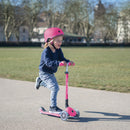 Niño con el casco Globber Primo Lights Deep Pink andando en scooter
