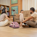Familia jugando en el living con el correpasillos Globber Walk n Roll 2 en 1 Ecologic Berry