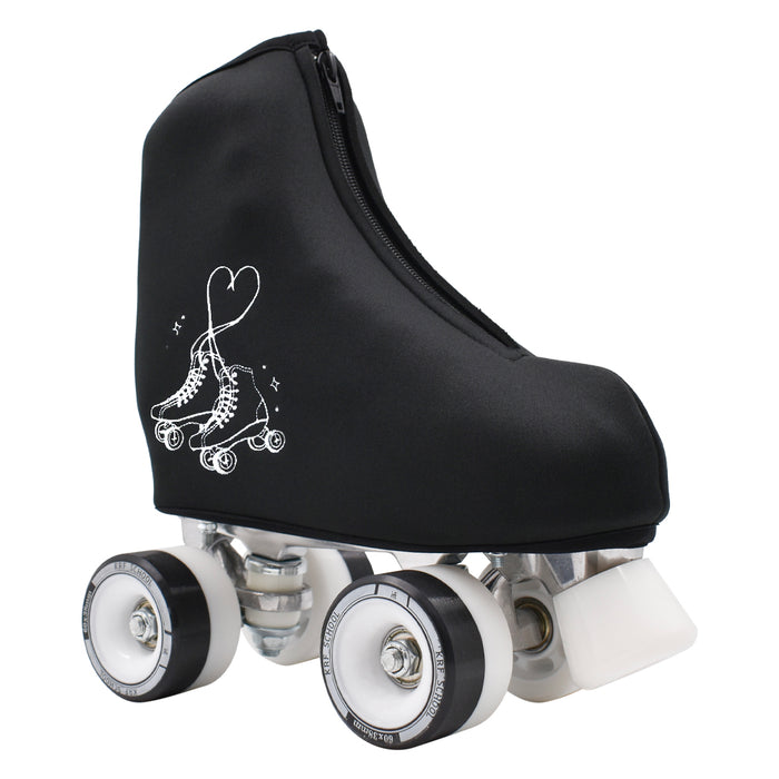 Cubre patines de neopreno negro con bordado de patín sobre un patín quad