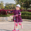 Niña en scooter con los guantes infantiles Globber Flowers puestos