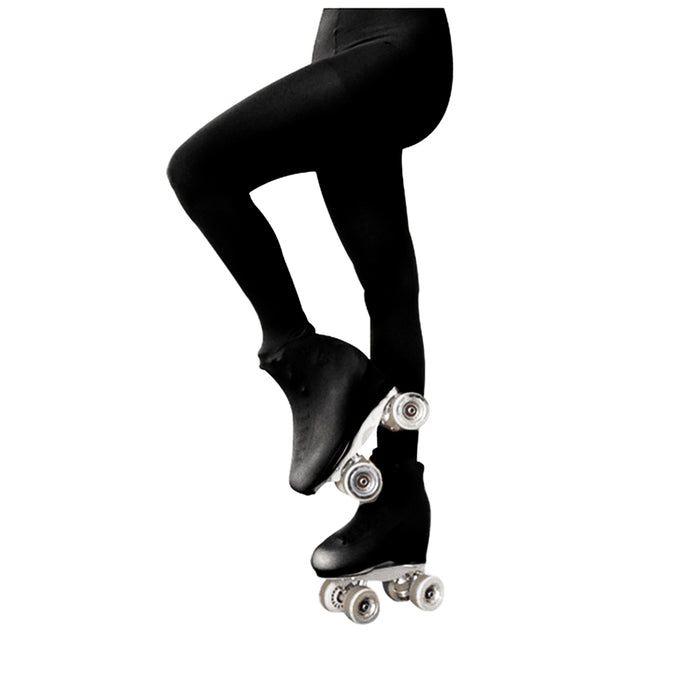 Pierna de patinadora con pantys negras de patinaje artístico y patín quad