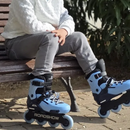 Niño sentado en una banca con los patines RoadShow RSJ celestes puestos