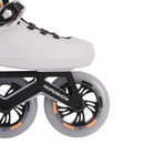 Detalle de las ruedas de 110 mm del patín triskate RoadShow M3
