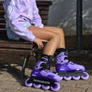 Niña sentada en una banca de plaza con los patines RoadShow RSJ morados puestos