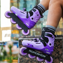 Primer plano de los patines RoadShow RSJ morados en uso sobre una roca