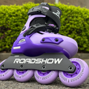 Patín RoadShow RSJ morado sobre el pasto, detalle del chasis y las ruedas