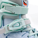 Detalle de las hebillas color menta de los patines Hook Pastel celeste
