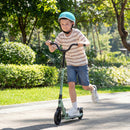 Niño con casco impulsándose en el Scooter Globber Flow Rider Sage