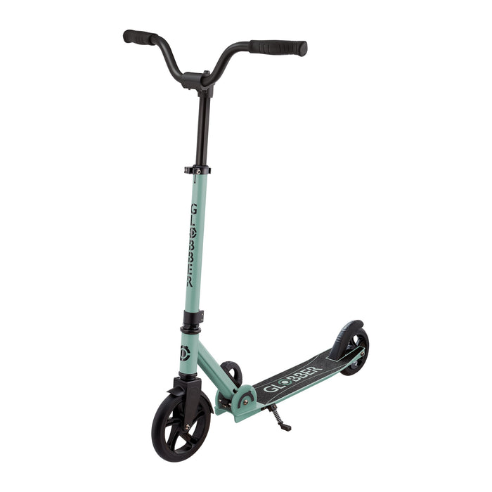 Scooter Globber Flow Rider Sage vista frontal en ángulo