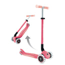 Scooter Globber Elite Glow Lights Coral Pink mecanismo de plegado en acción