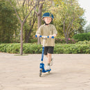 Niño con casco andando en el Scooter Infantil Globber Flow Foldable Junior Lights Navy Blue