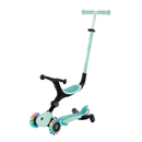 Scooter Globber Go Up Sporty Lights 360 Dark Mint en modo correpasillos con asiento, vista en ángulo