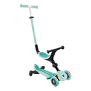 Scooter Globber Go Up Sporty Lights 360 Dark Mint en modo correpasillos, vista trasera en ángulo