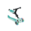 Scooter Globber Go Up Sporty Lights 360 Dark Mint asiento y ruedas con luces LED, vista en ángulo