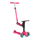 Scooter Globber Go Up Sporty Lights Dark Pink en modo correpasillos con asiento, vista frontal en ángulo