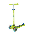 Scooter Globber Primo Lights Lime Green Navy Blue vista en ángulo con ruedas LED