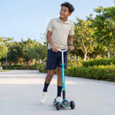 Niño andando en el scooter Globber ACE Lights Aqua en un parque