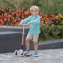 Niño sobre el scooter de 3 ruedas Globber Ecológico Plegable Berry