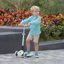 Niño sobre el scooter de 3 ruedas Globber Ecológico Plegable Pistachio