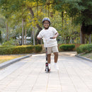 Niño con casco andando en el scooter Globber Flow Junior Plegable Black