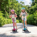 Dos niñas andando en los scooters Globber Maxi Lights Pink y Navy Blue