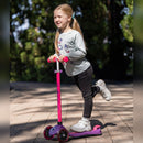 Niña andando en el scooter Globber Primo Plus Lights Neon Pink