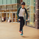 Niño con casco andando en el scooter agresivo Globber Stunt GS 360
