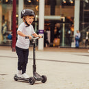 Niño con casco andando en el scooter Globber Ultimum Grey