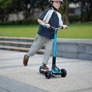 Niño con casco andando en el scooter Globber Ultimum