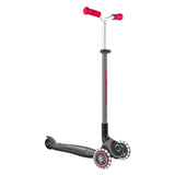 Scooter infantil Globber Maxi Lights negro con detalles rojos y ruedas LED, vista frontal en ángulo