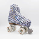 Cubre patines Hook Sirens Blue con escamas holográficas sobre un patín quad, vista lateral