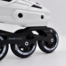 Detalle del chasis Hook Inline y las ruedas de los patines Hook Skull blancos