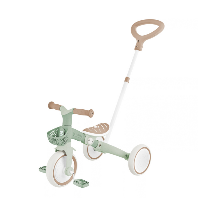 Triciclo evolutivo Globber 3 en 1 Plus Pistachio en modo guiado con manilla para papás, vista en ángulo