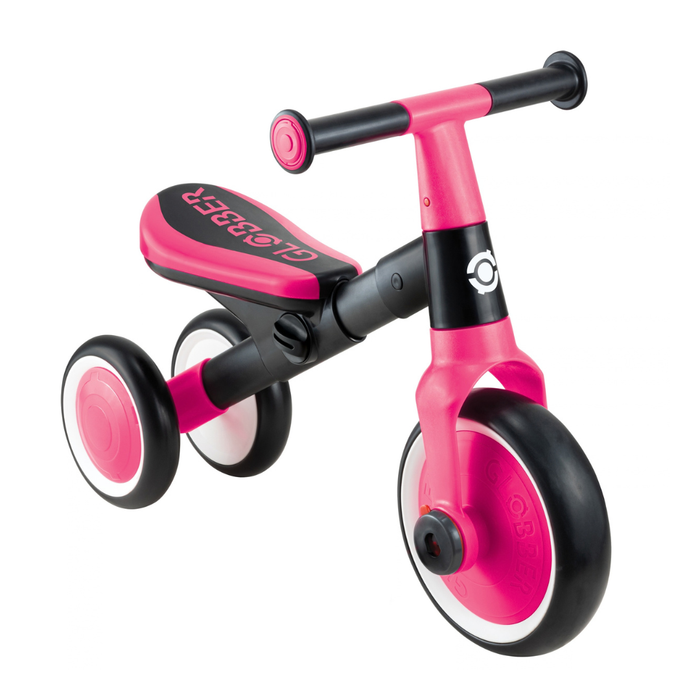 Triciclo de aprendizaje Globber 2 en 1 Fuchsia vista frontal en ángulo