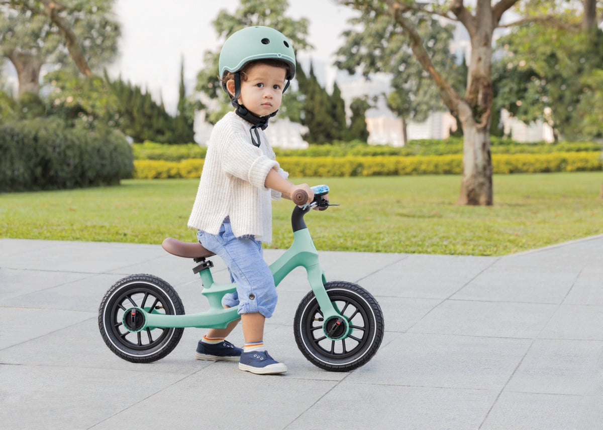 Niño en bicicleta de balance Globber