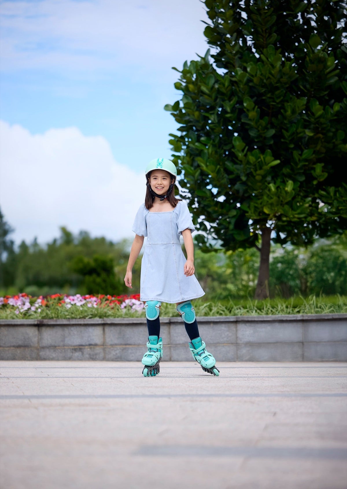 Niña patinando con patines y protecciones Globber