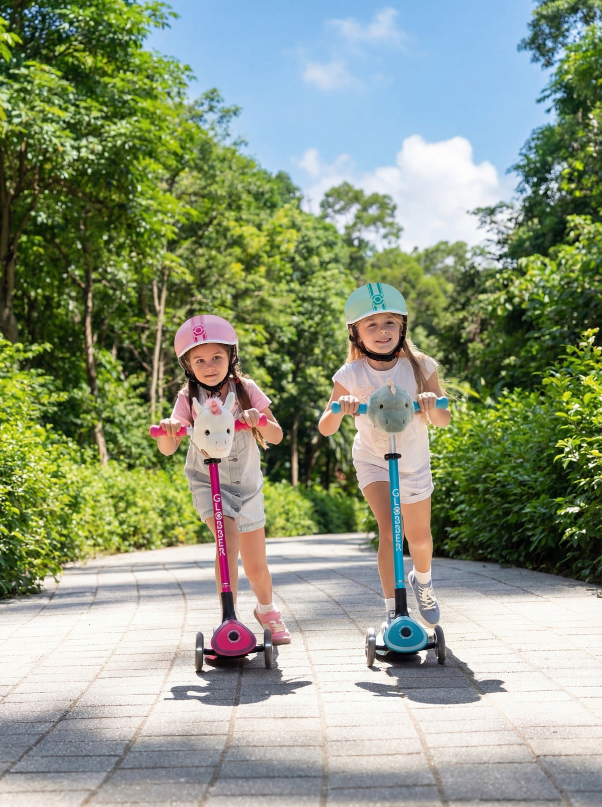 Niñas andando en scooters Globber con casco