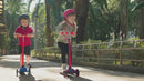 Video de niños andando en el scooter Globber Primo Plus Lights Neon