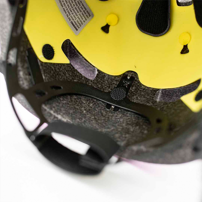 Casco Nutcase Little Nutty Onyx MIPS + campanilla